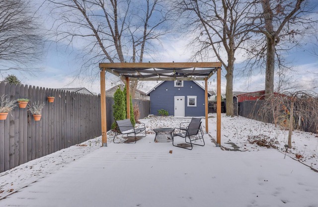 Patio & Lake Views: Family-friendly Canton Retreat