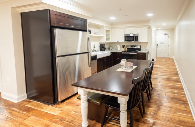 Patrick Henry Square, Williamsburg, 2 Bedroom Suite