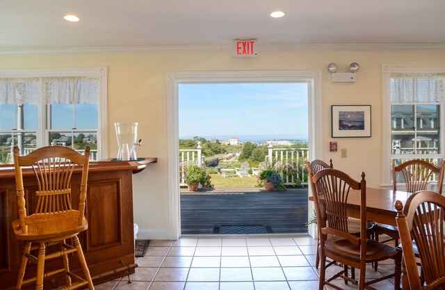 Payne's Harbor View Inn