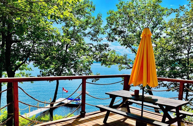 Peaceful and Cozy Waterfront Cottage Retreat in Québec overlooking Ottawa River