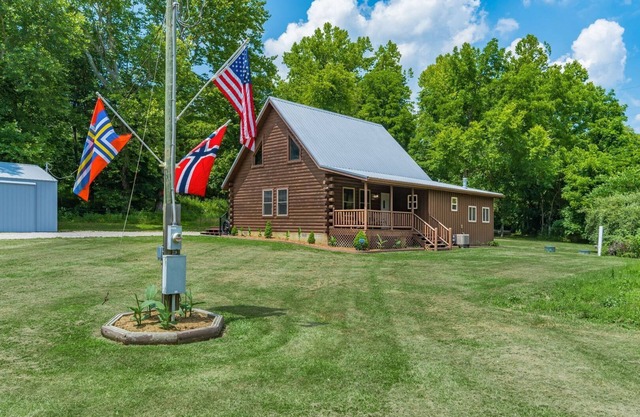 Peaceful 2-Bedroom Cabin near Lake Hope State Park in the Hocking Hills Region