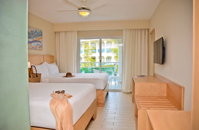 Peaceful 2-Bedroom Oasis w/Balcony & Pool