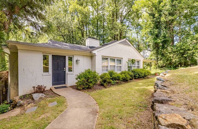 Peaceful and Spacious Woodland Haven Near UVA