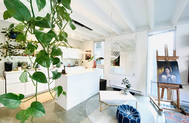 Peaceful Artists Garden Loft in the heart of Vancouver Chinatown. Pet-Friendly!