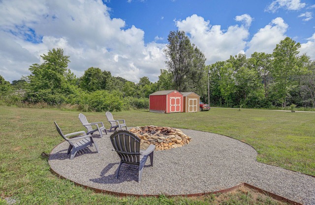 Peaceful Bluff City Retreat w/Fire Pit & Grill
