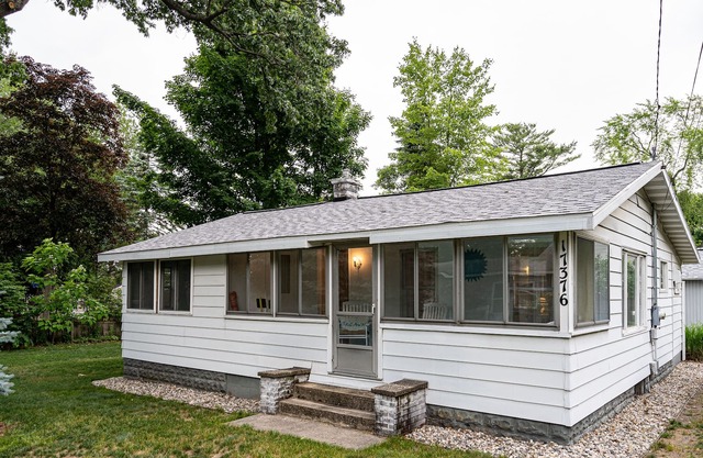 Peaceful Bungalow w/ Spring Lake Beach Access at the end of the road!!