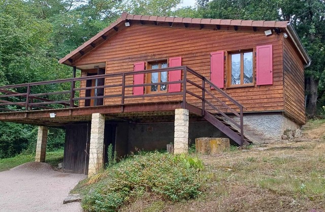 Peaceful chalet with garden and wifi in Jenzat