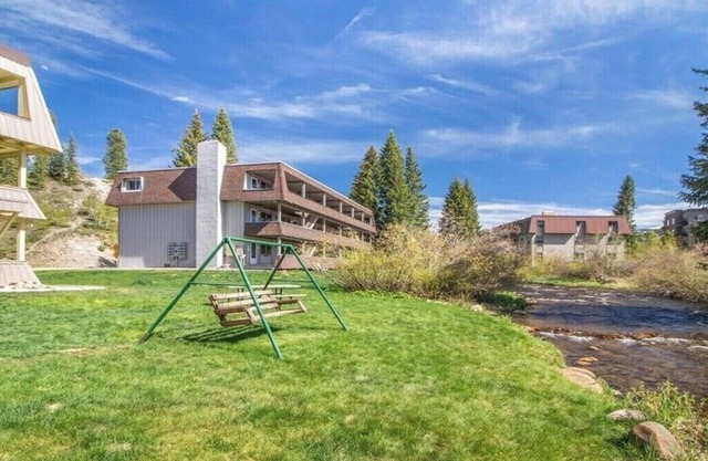Peaceful condo on river in downtown WP w/pool