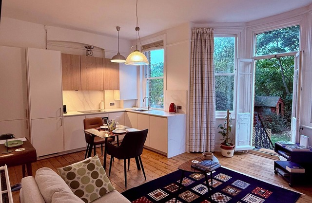 Peaceful cosy Ealing Apartment, private Garden