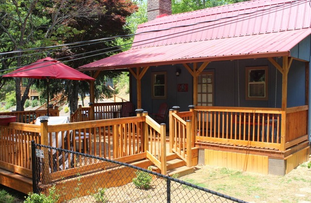 Peaceful Cottage, Pet (2 Max) friendly - Fenced yard, Loft Bedroom