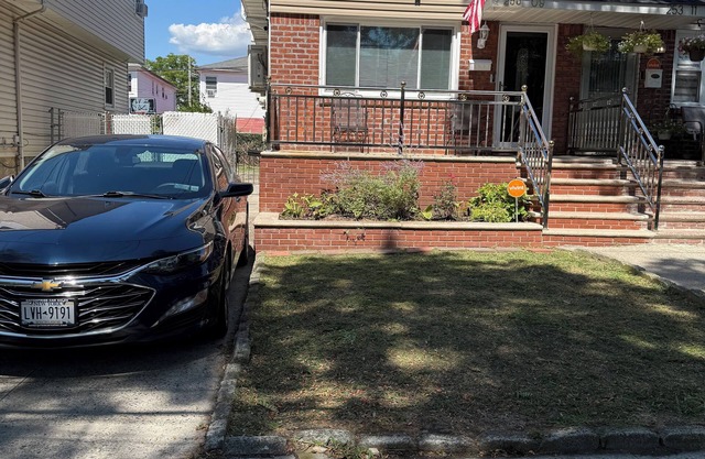 Peaceful cozy 3-bedroom house with AC in Queens.