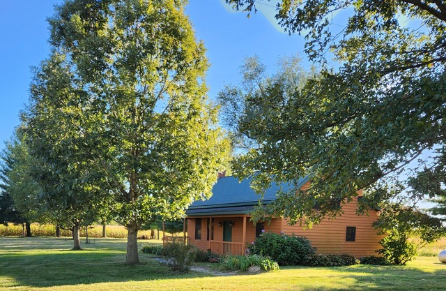 Peaceful cozy cabin, with fireplace, on 30 acre farm. Near wineries and shopping