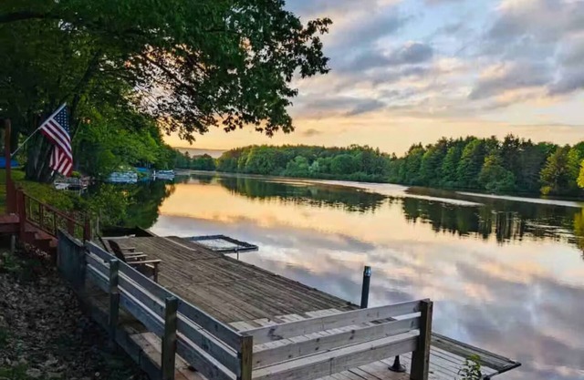 Peaceful Cozy Lakefront Chalet in Laurel Highlands with Private Dock