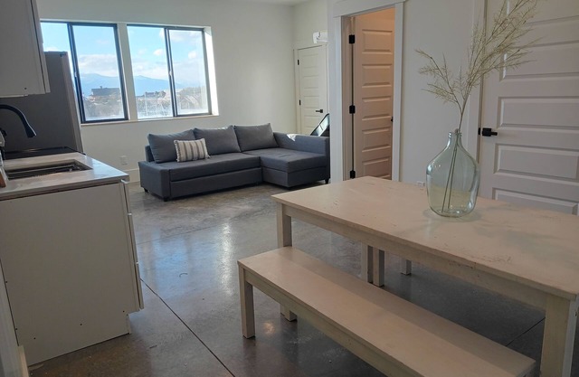 Peaceful, cozy, with a pool! - sleeps 10-13 with stunning mountain views
