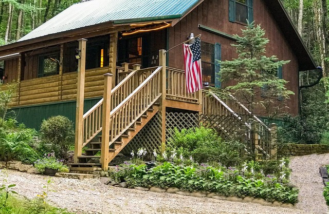 Peaceful creekside Mountain Chalet in the woods, listen to waterfalls, firepit
