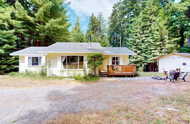 Peaceful, dog-friendly home among the redwoods with beautiful garden