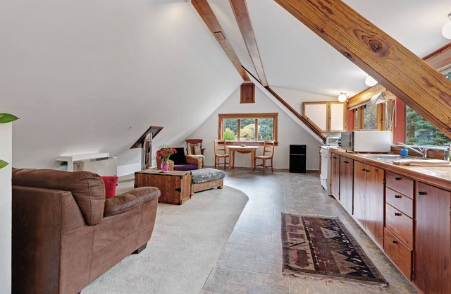 Peaceful, dog-friendly studio with meadow views on 5 acres in the redwoods!