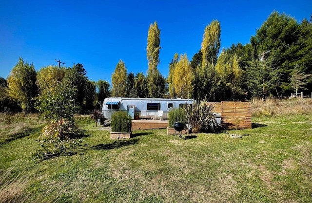 Peaceful Farm Airstream Camper Retreat - Hot Tub
