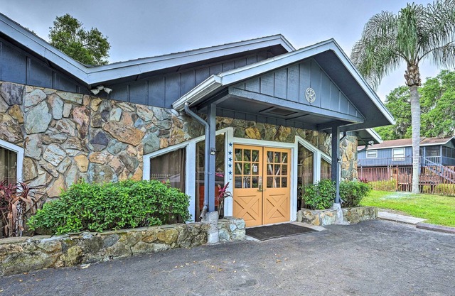 Peaceful Florida Retreat - 18 Mi to Tampa!