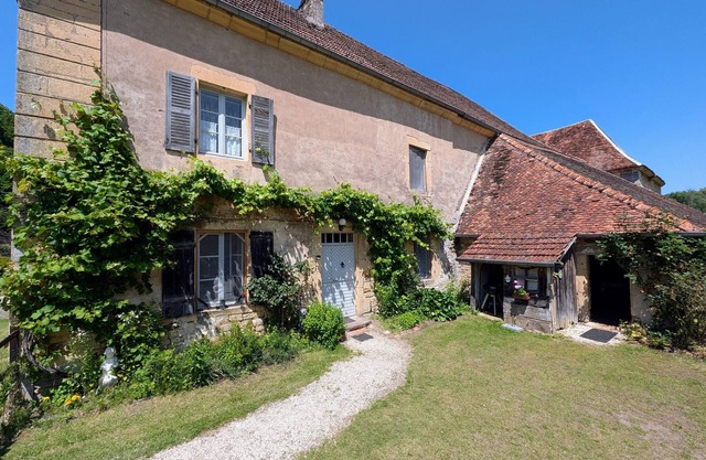 Peaceful Cottage near Forests