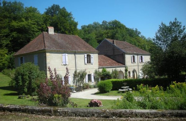 Peaceful lodge in forests with biking and hiking, pets allowed