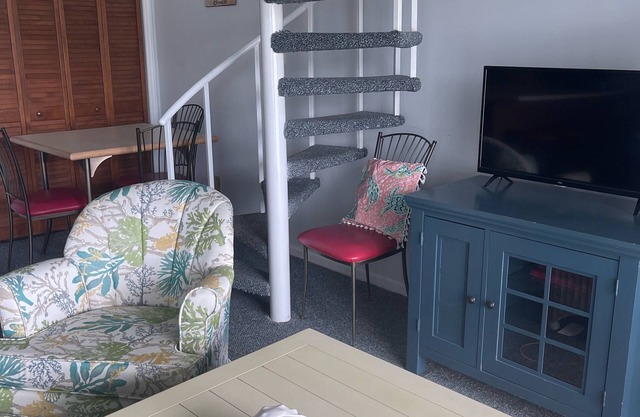 Peaceful, Gated community with Indoor & Outdoor Pools.Walk to dining and fun!