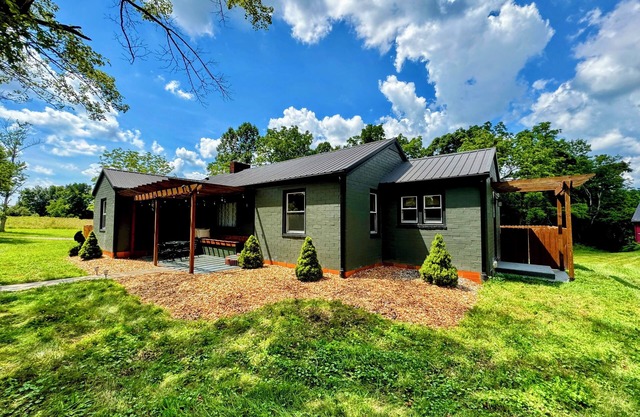 Peaceful Getaway: Hot Tub, Trails, Fenced yard, Kid & Dog friendly