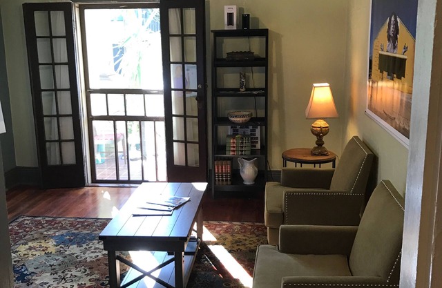 Peaceful Getaway In The Bywater- 2 Bedroom, 2 Bath