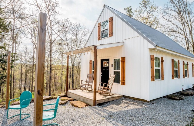 Peaceful Greers Ferry Getaway Cottage w/Fire Pit