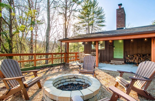 Peaceful Heights with Cozy Decks and Smart TV!