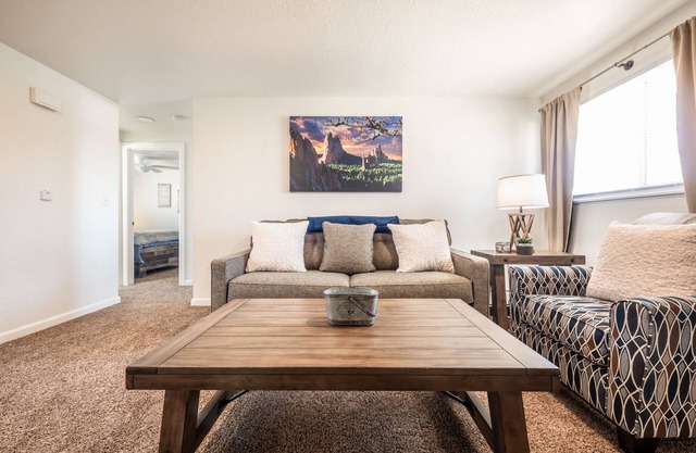 ⁂ Peaceful Hideaway - 2 BR, 1 Bath, Sleeps 4 ⁂