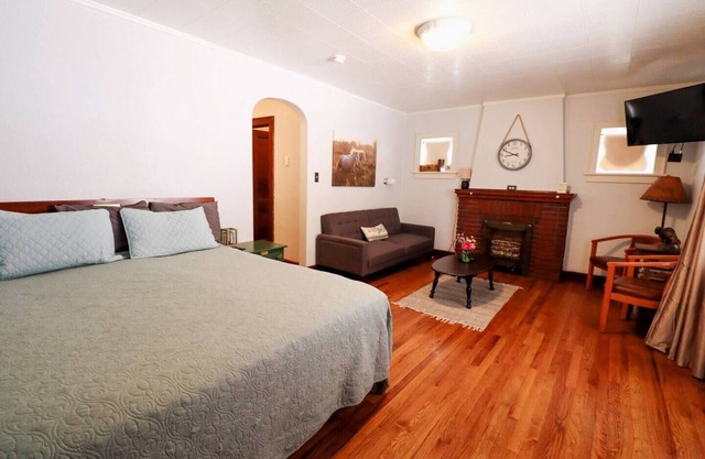 Peaceful Hideaway on Main, BH Adventure Unit