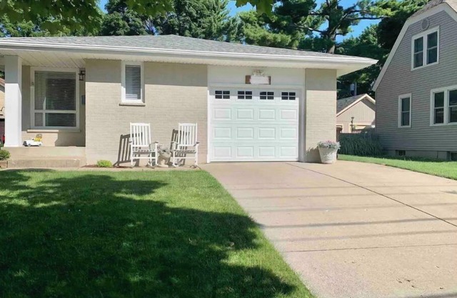 Peaceful Home w/private backyard