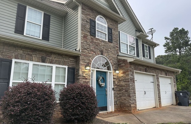 Peaceful House - 4 BR, Large Patio