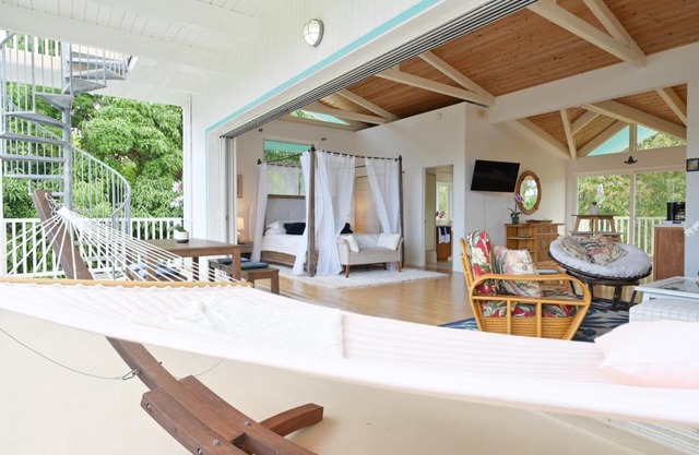 Peaceful Kehena Beach Treehouse Villa w/ Star Deck