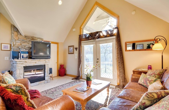 Peaceful Lake Lure Cabin w/Fireplace!