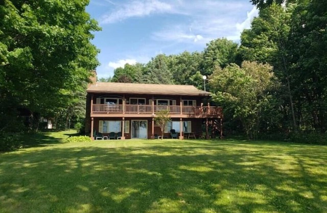 Peaceful log home on lake Champlain with mooring