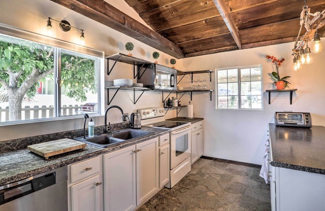 Peaceful Morongo Valley Home: 22 Mi to Joshua Tree