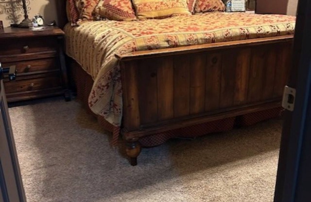 Peaceful mountain retreat-Private bedroom; King bed, bathroom located in my home