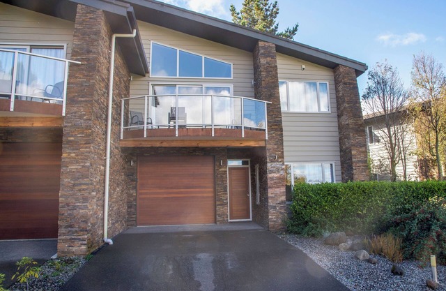 Peaceful mountain sanctuary - private outdoor spa pool, cozy & comfy, free wifi