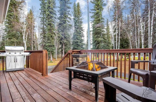 Peaceful Nature Escape w/Deck in North Pole!
