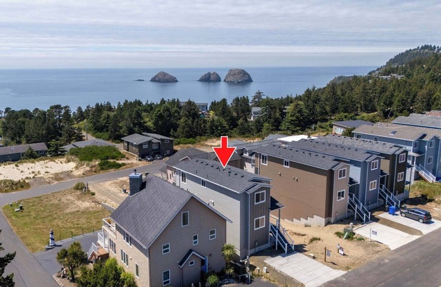 "Peaceful Oceanside Escape – 3BR Home w/View Deck, Fast WiFi & Full Kitchen"