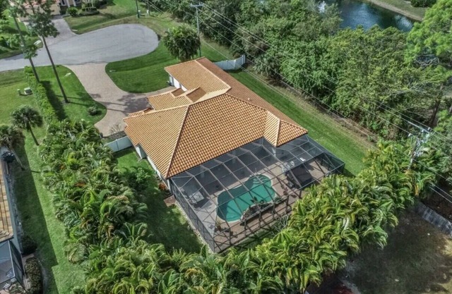 Peaceful Paradise Villa located minutes to fifth Avenue Shoppes and beaches