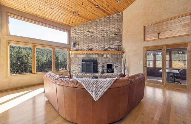 Peaceful Pines 5 BR Home with Jacuzzi - Sleeps 9