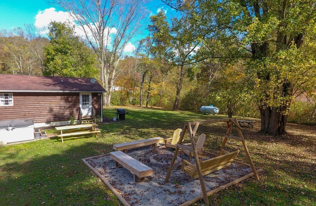 Peaceful, Quiet Getaway Cabin, Hocking Hills
