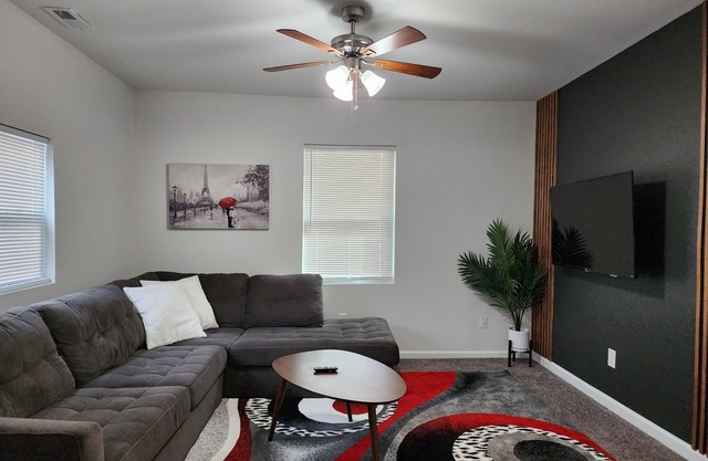 Peaceful Retreat Centrally Located Parking/Washer/Dryer onsite. Worry Free stay!