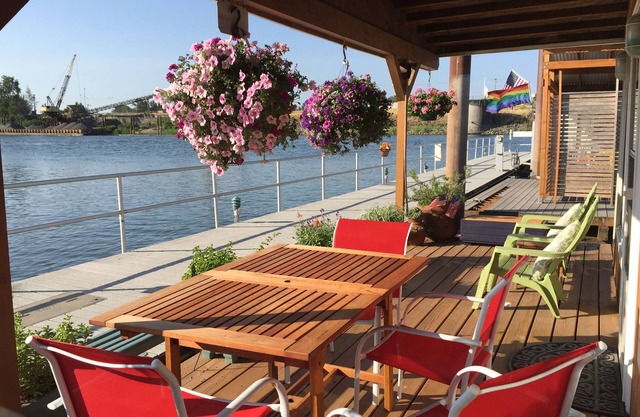 Peaceful Retreat on the Columbia in the Heart of the Portland Vancouver Area