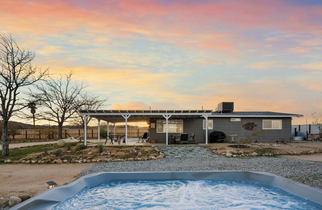 Peaceful retreat with mountain views and hot tub near Joshua Tree National Park