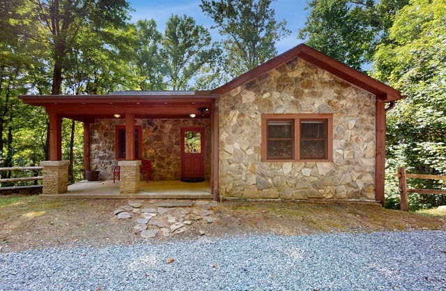 Peaceful Retreat with outdoor deck, pool table and hot tub