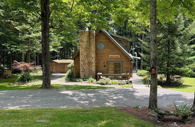 Peaceful & Serene 🦌 Cozy Hillside Cabin ☀️ Koi Pond 🐸 Pet Friendly 🐕